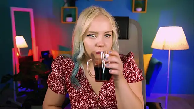 stellawatts online show from June 16, 8:06 am