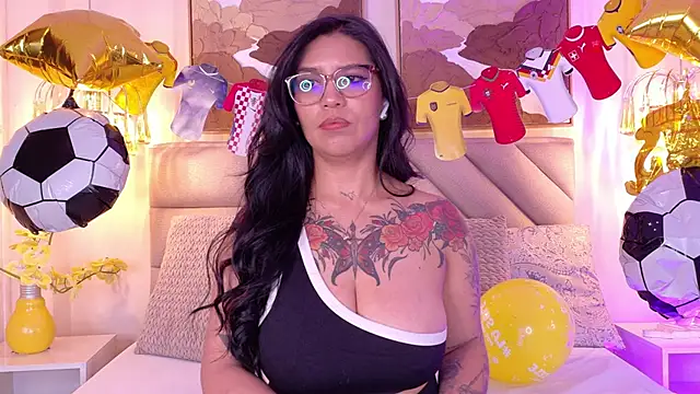 Snapshot of Sharlot18 chatting on June 19, 12:31 pm Sharlot18 online show from June 19, 12:31 pm
