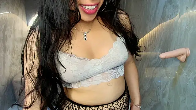 Snapshot of Mia__r_ chatting on June 19, 10:35 pm Mia r online show from June 19, 10:35 pm