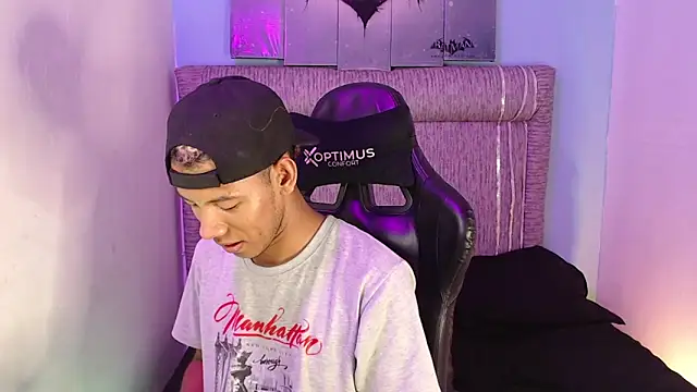 Snapshot of Taylerr_and_scott chatting on June 16, 2:14 am Taylerr and scott online show from June 16, 2:14 am
