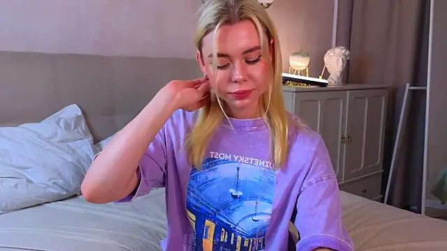 AveriReynolds online show from June 15, 8:44 pm