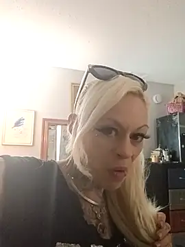 Snapshot of in_my_bunny chatting on June 23, 7:12 pm in my bunny online show from June 23, 7:12 pm