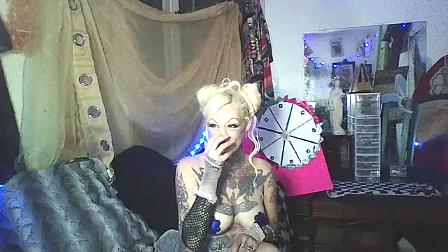 Snapshot of in_my_bunny chatting on July 28, 6:09 am in my bunny online show from July 28, 6:09 am