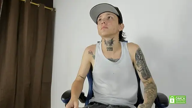 Snapshot of Nick_TattooedGuy chatting on June 19, 7:17 pm Nick TattooedGuy online show from June 19, 7:17 pm