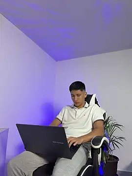 Snapshot of SantiLux_ chatting on June 25, 3:39 am SantiLux online show from June 25, 3:39 am