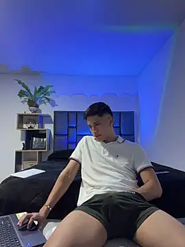 Snapshot of SantiLux_ chatting on June 25, 5:12 am SantiLux online show from June 25, 5:12 am