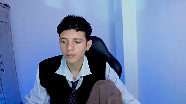 Snapshot of tylerrnova chatting on July 24, 3:37 am tylerrnova online show from July 24, 3:37 am