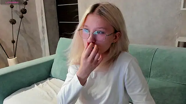 Snapshot of Nika-Smith chatting on August 7, 9:22 am Nika-Smith online show from August 7, 9:22 am