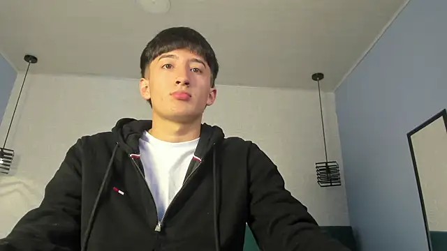 Snapshot of alejo_leon chatting on June 19, 1:15 pm alejo leon online show from June 19, 1:15 pm