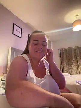 Snapshot of Bustygem_ chatting on June 21, 10:23 pm Bustygem online show from June 21, 10:23 pm
