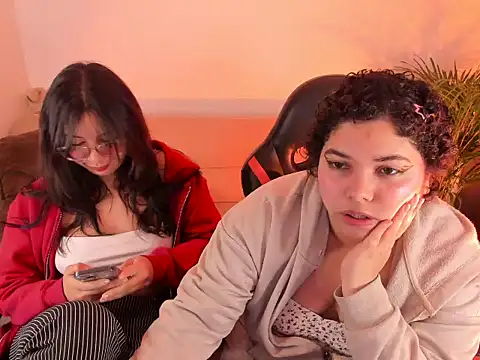 Snapshot of MaddieandVero chatting on June 18, 1:06 am MaddieandVero online show from June 18, 1:06 am