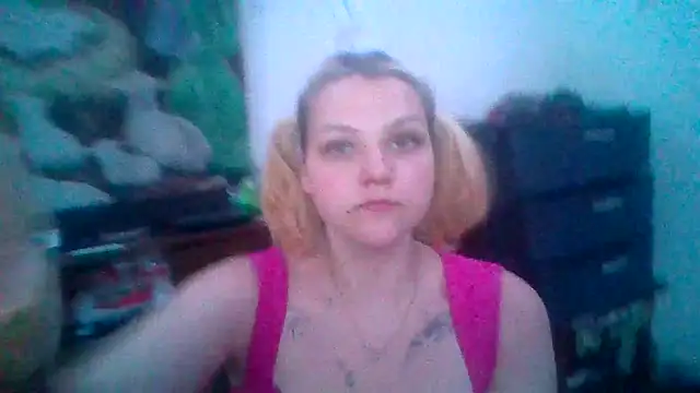 Snapshot of Elliebellie1 chatting on June 18, 3:27 pm Elliebellie1 online show from June 18, 3:27 pm