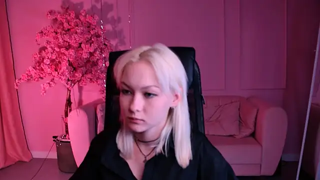 Snapshot of OliviaVale chatting on June 19, 1:48 pm OliviaVale online show from June 19, 1:48 pm