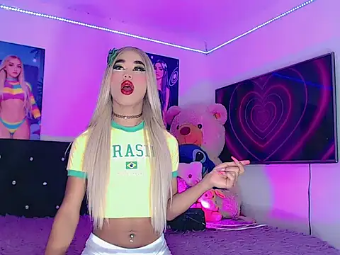 Snapshot of HeidiVanessa chatting on June 19, 1:54 am HeidiVanessa online show from June 19, 1:54 am