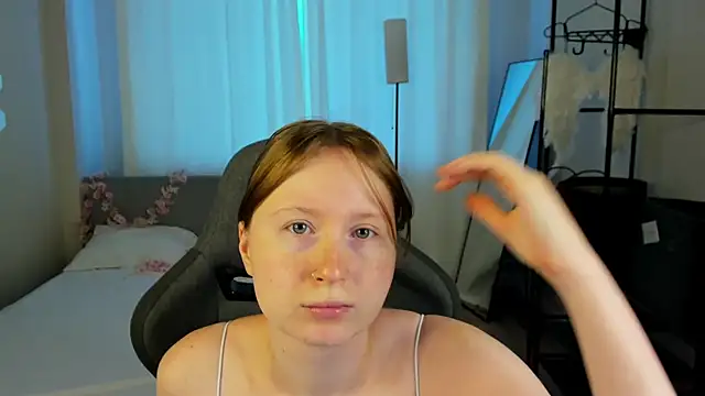 Snapshot of LiliTiny chatting on August 7, 1:18 am LiliTiny online show from August 7, 1:18 am