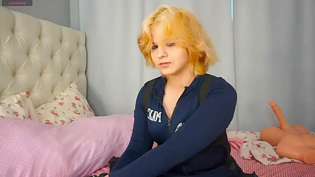 Snapshot of KristaLeenz chatting on June 23, 11:58 pm KristaLeenz online show from June 23, 11:58 pm