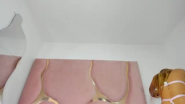 Snapshot of Lia_petiteht chatting on July 25, 12:47 pm Lia petiteht online show from July 25, 12:47 pm