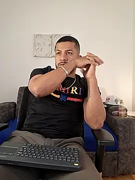 Snapshot of BrunoSilva_ chatting on July 31, 11:31 am BrunoSilva online show from July 31, 11:31 am