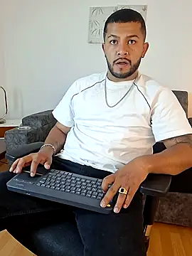 Snapshot of BrunoSilva_ chatting on August 3, 11:26 am BrunoSilva online show from August 3, 11:26 am