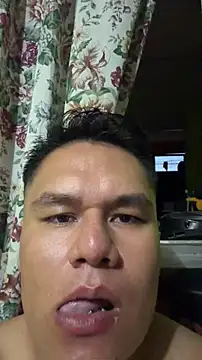 Snapshot of LatinoLeones chatting on June 28, 1:44 am LatinoLeones online show from June 28, 1:44 am