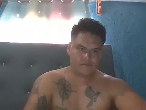 Snapshot of LatinoLeones chatting on June 29, 10:21 pm LatinoLeones online show from June 29, 10:21 pm