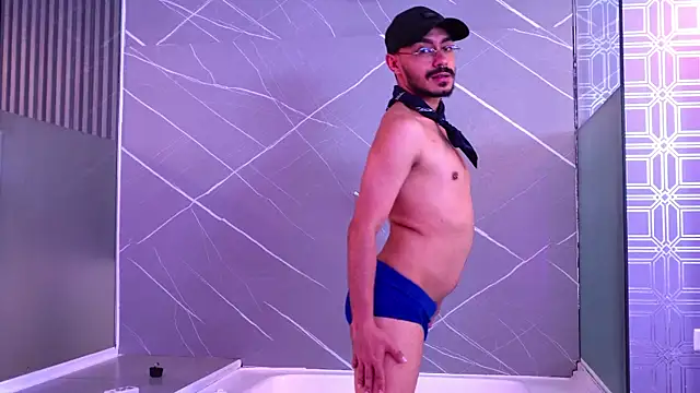 Snapshot of thomas_montiel chatting on July 18, 7:17 pm thomas montiel online show from July 18, 7:17 pm