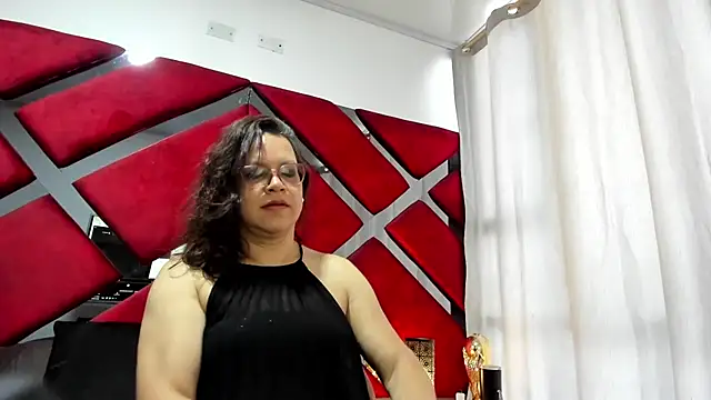 ELLE HADID online show from July 8, 11:48 am