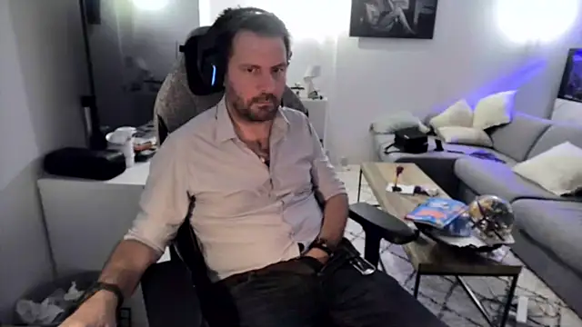 Snapshot of pc92160 chatting on July 28, 8:45 pm pc92160 online show from July 28, 8:45 pm
