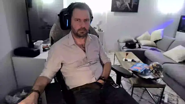 Snapshot of pc92160 chatting on July 28, 8:52 pm pc92160 online show from July 28, 8:52 pm