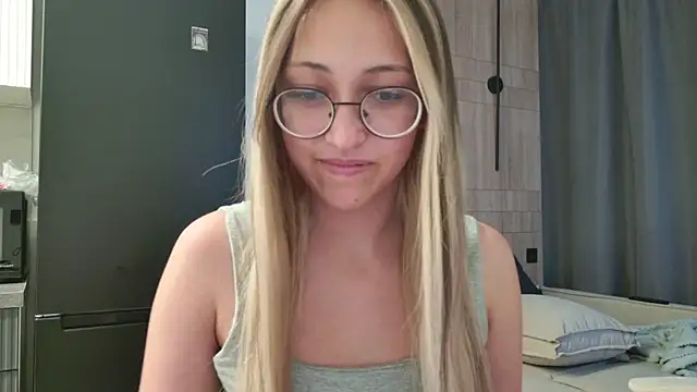 Snapshot of MarrySharps chatting on August 8, 11:07 pm MarrySharps online show from August 8, 11:07 pm
