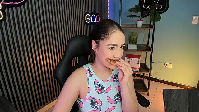 Emily robertss1 online show from July 6, 12:46 pm