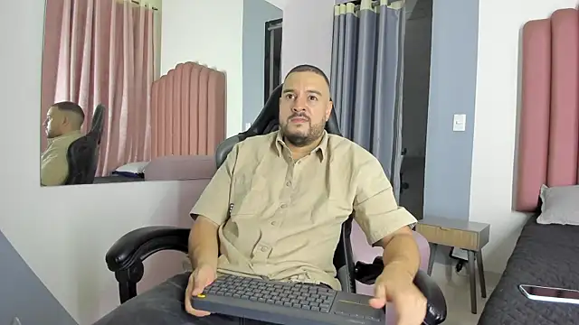 Snapshot of Nicola_D_Angelo chatting on July 25, 8:39 pm Nicola D Angelo online show from July 25, 8:39 pm