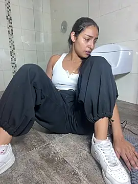 mialuxuryyx online show from July 10, 3:14 pm