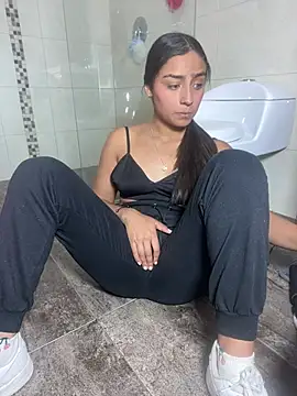 mialuxuryyx online show from August 1, 9:25 pm