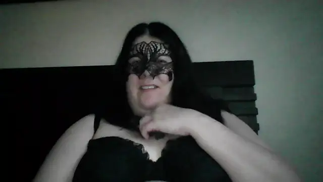 Snapshot of RavenRunee chatting on July 4, 3:35 am RavenRunee online show from July 4, 3:35 am