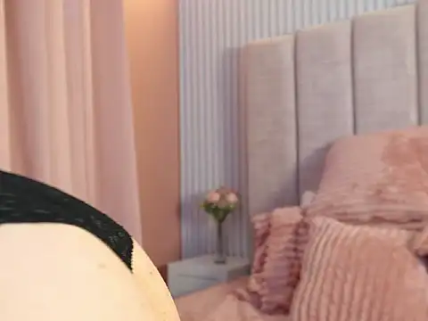 Snapshot of naira_velvett chatting on July 13, 7:49 pm naira velvett online show from July 13, 7:49 pm