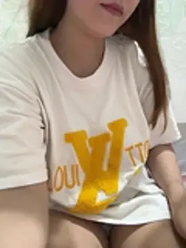 Snapshot of nhungbaby12 chatting on July 4, 8:59 pm nhungbaby12 online show from July 4, 8:59 pm