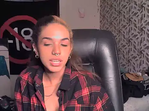 Snapshot of JadeSolari chatting on July 7, 2:14 am JadeSolari online show from July 7, 2:14 am