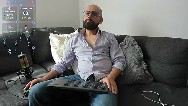 Snapshot of ezequiel_mobland chatting on July 8, 1:26 pm ezequiel mobland online show from July 8, 1:26 pm