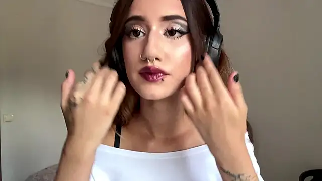 Snapshot of JuliaPierce chatting on July 8, 2:32 pm JuliaPierce online show from July 8, 2:32 pm