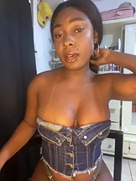 Snapshot of Emilybrowm01 chatting on July 14, 2:05 am Emilybrowm01 online show from July 14, 2:05 am