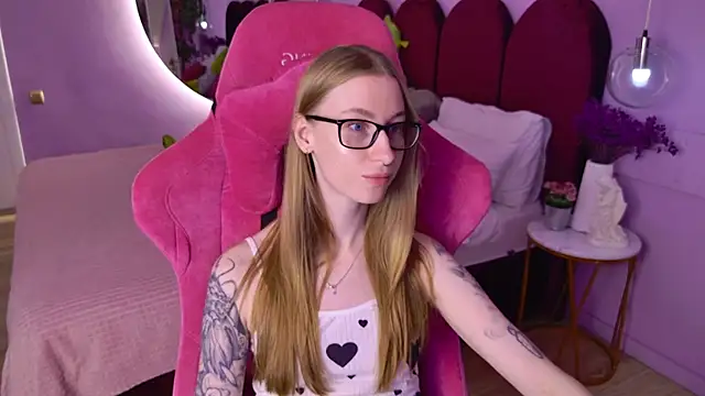 Snapshot of AuroraLean chatting on August 6, 5:04 pm AuroraLean online show from August 6, 5:04 pm