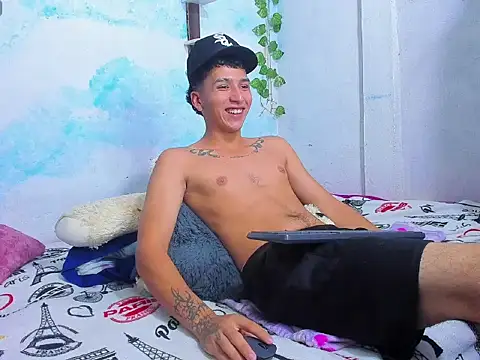 Snapshot of aaron_mercury_x chatting on July 16, 2:23 pm aaron mercury x online show from July 16, 2:23 pm