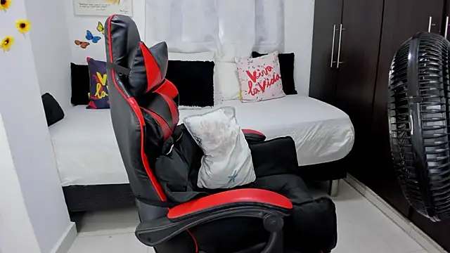 Snapshot of lucy007_ chatting on February 27, 7:04 pm lucy007 online show from February 27, 7:04 pm