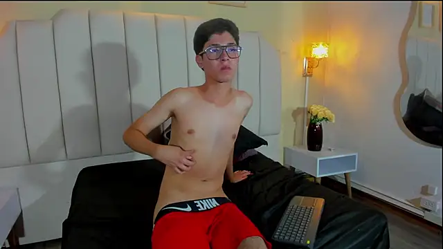 Snapshot of Phillip_diaz chatting on July 15, 11:32 pm Phillip diaz online show from July 15, 11:32 pm