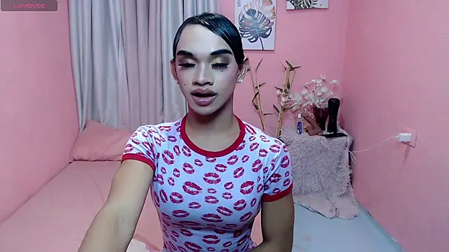 Snapshot of VivienneLuxe chatting on July 18, 7:12 am VivienneLuxe online show from July 18, 7:12 am