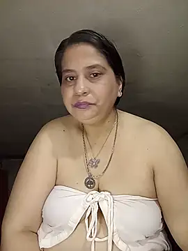 Snapshot of Cynthia186 chatting on August 1, 10:25 am Cynthia186 online show from August 1, 10:25 am