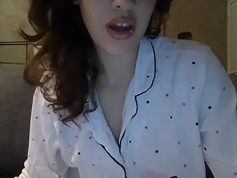 lauranja online show from August 7, 1:18 am