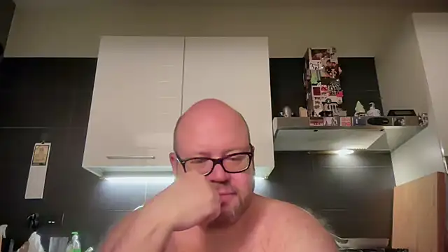 Snapshot of theitalianbear chatting on June 1, 2:46 am theitalianbear online show from June 1, 2:46 am
