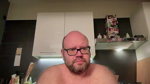 Snapshot of theitalianbear chatting on June 16, 1:52 am theitalianbear online show from June 16, 1:52 am